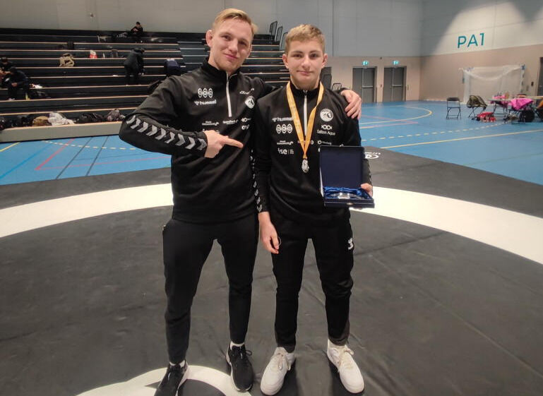 DUO. Trener Petter Karlsen og Tobias Larsen, kan se tilbake på et godt 2022 for Tobias som har vunnet Norgescupen og tatt NM-medalje.
 Foto: Fauske atletklubb