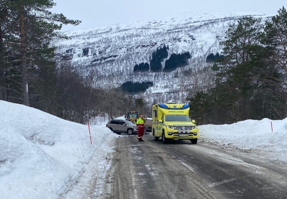 RYKKET UT. Nødetatene rykket raskt ut til Sørfold etter melding om en trafikkulykke mellom personbil og traktor onsdag morgen.
 Foto: Tipser