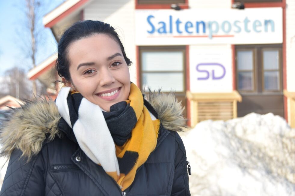 NYTT FJES I AVISA. Nika Nielsen (22) ser fram til resten av sin praksisperiode i Indre Saltens lokalavis. Hun er snart ferdig med sin bachelorgrad i journalistikk, som hun tar ved Nord Universitet. Foto: Victoria Finstad