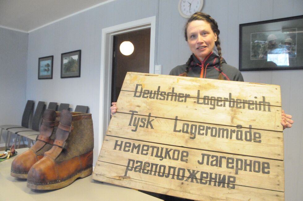 KRIGSHISTORISK INTERESSERT. For to år siden fant Eleonor Korneliussen (44) disse tyske støvlene og dette skiltet i fjøset på gården hun kjøpte. Det tente hennes krigshistoriske interesse.
 Foto: Arild Bjørnbakk