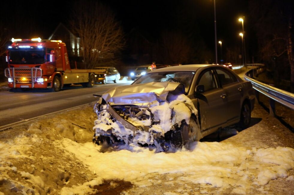 Personbilen som var involvert ble helt ødelagt. Foto: Bjørn L. Olsen