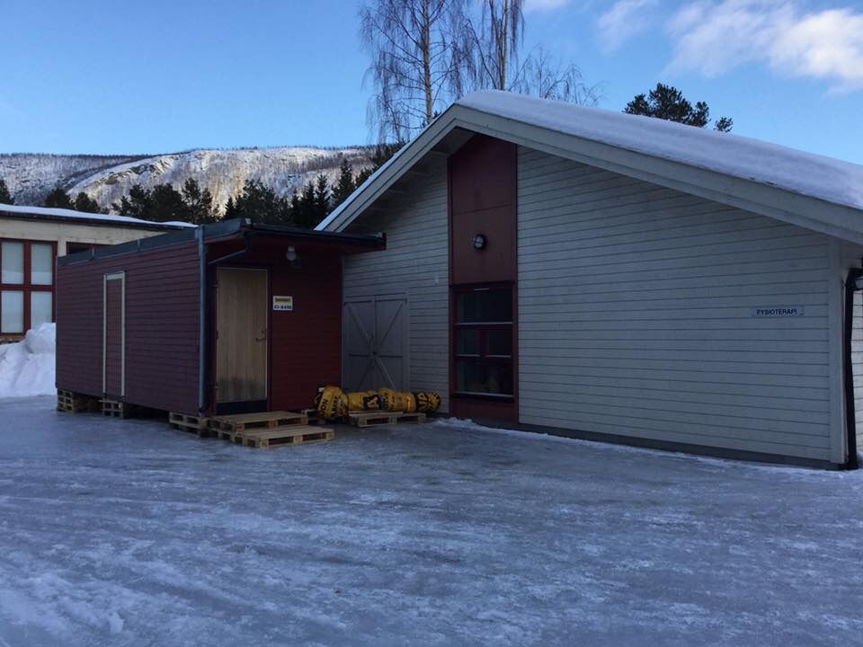 I verste fall vil 600-700 personer i Saltdal bli smittet av korona-viruset. Det er kommet på plass prøvetakings-brakke ved helsesenteret.
 Foto: Saltdal kommune