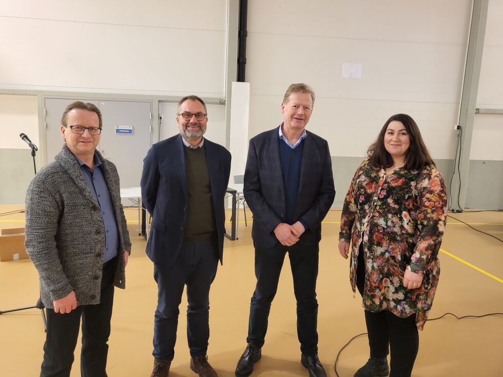 STORE PLANER. En gigantisk grønn stål-fabrikk i Fauske eller Sørfold ble presentert. Fra venstre Sørfold-ordfører Gisle Hansen, Harald Dirdal fra Njordr, Dag Moxnes fra Green Steel, og Fauske-ordfører Marlen Rendall Berg.
 Foto: Stig Bjørnar Karlsen