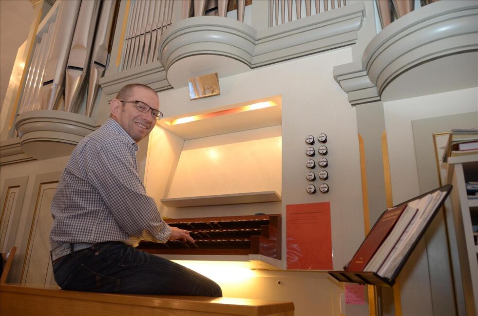 MUSIKALSK MARATON. Mandag 14. januar satt Ralph Creedy ved orgelet i Fauske kirke fra tidlig morgen til sen kveld. Foto: Eva S. Winther