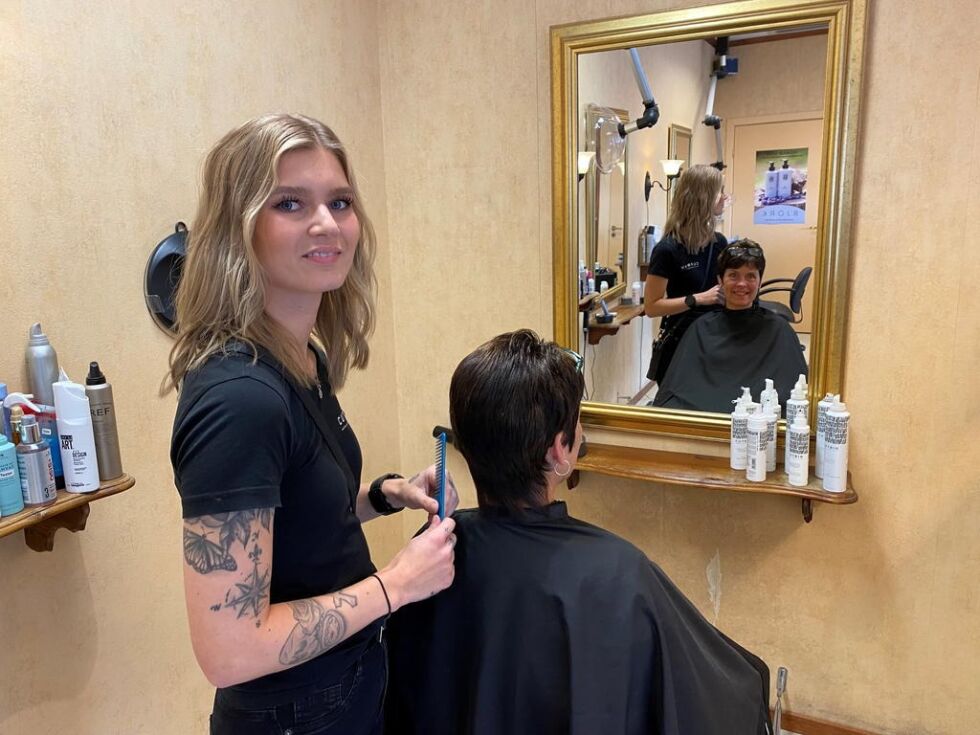 I SAMME HUS. Stina Johnsen (28) fra Fauske har startet firmaet Noor frisør og leier plass hos Frisørstua der Ann Kristin Korneliussen (52) har drevet salong i over 20 år. Alle foto: Eva S. Winther