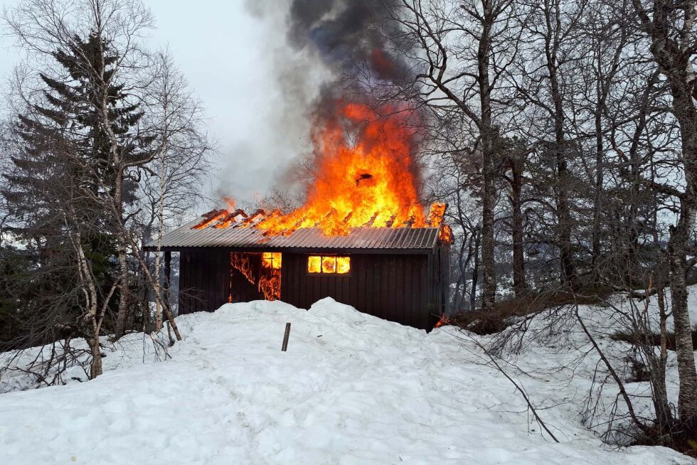 Nordmenn strømmer til hyttene sine i påsken, men samtidig stiger risikoen for hyttebrann.
 Foto: Kvam brannvesen - Tryg forsikring