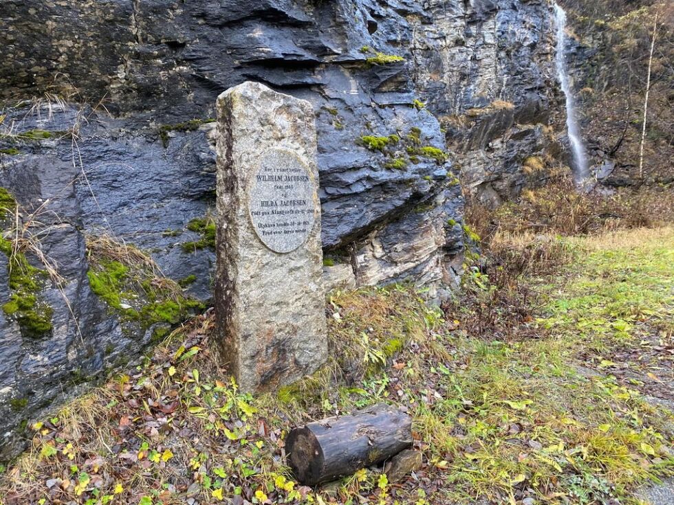 TIL MINNE. Ved riksvei 80 på Ytre Klungset står minnestøtta over Wilhelm Jacobsen og Hilda Jacobsen som omkom i leirraset for 100 år siden. Fauske slektshistorielag har bekostet oppussing av støtta i år, og har også to artikler om hendelsen i årboka.
 Foto: Eva S. Winther