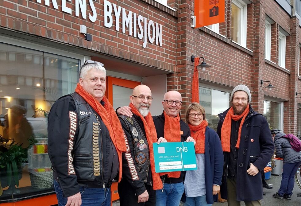 GA STØTTE. Harley-Davidson Owners Group Arctic Chapter ga 10.000 kroner til Kirkens Bymisjon i Bodø.