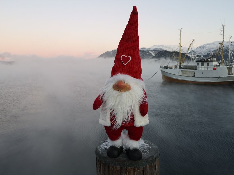 Med dette nissebildet fra Rognan ønsker vi våre lesere en riktig god jul!
 Foto: Stian Hansen Jørgensen