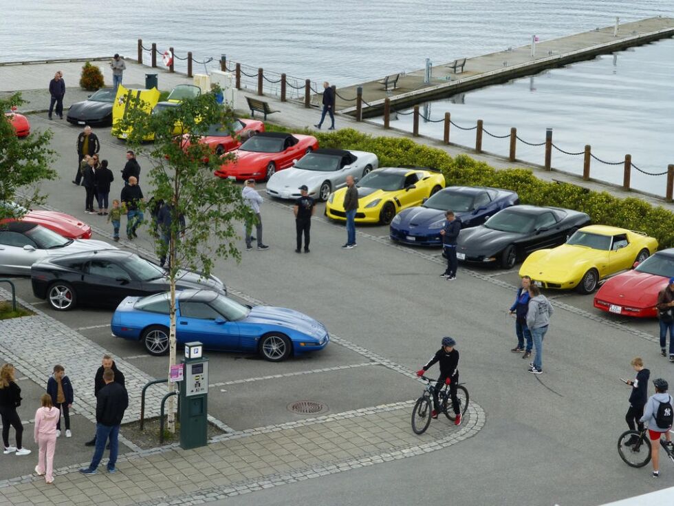 FLOTT SAMLING. 24 biler av typen Chevrolet Corvette vekker oppsikt på Fauske.
 Foto: Stig Bjørnar Karlsen