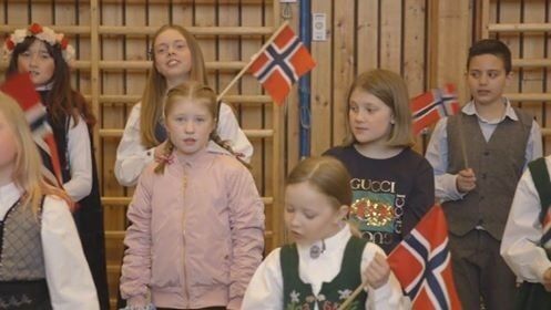 Under den offisielle markeringen på Fauske sang skoleelever "Det går et festtog gjennom landet".