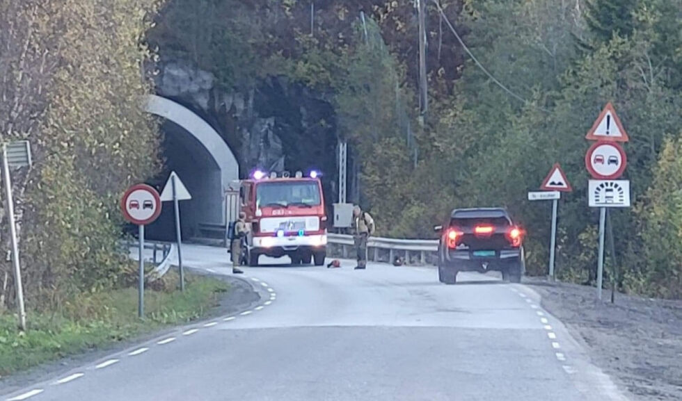 BRANN: En bil tok fyr inne i Grønlifjelltunnelen på fylkesvei 830 tirsdag ettermiddag.
 Foto: Leserbilde