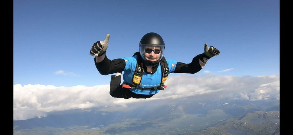 I FRITT FALL. Men det er heldigvis med fallskjerm på ryggen at Michael Sagnes gir seg ut i det luftige elementet.
 Foto: Privat