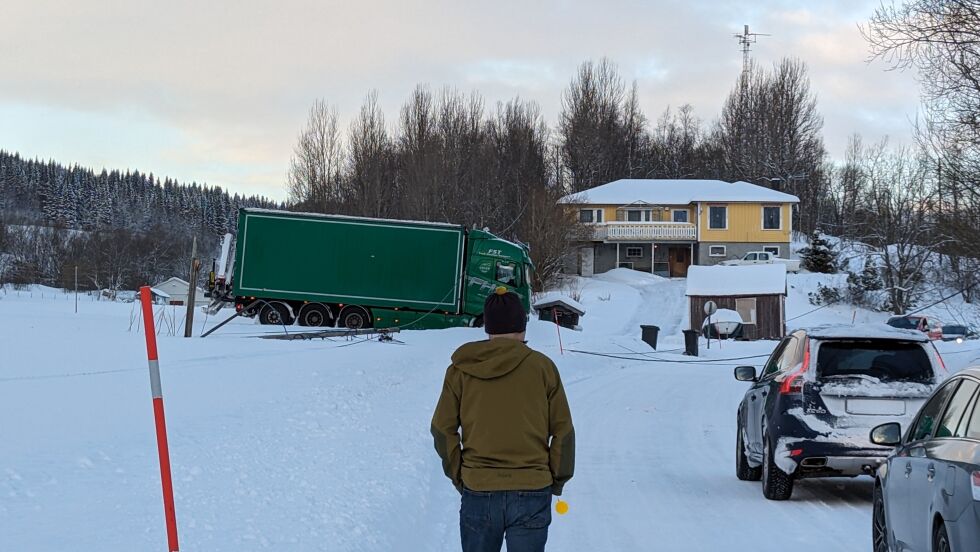 PÅ VEIEN. Strømkablene ligger på veien etter stolpebruddet.
 Foto: Knut Arne Hjellvik