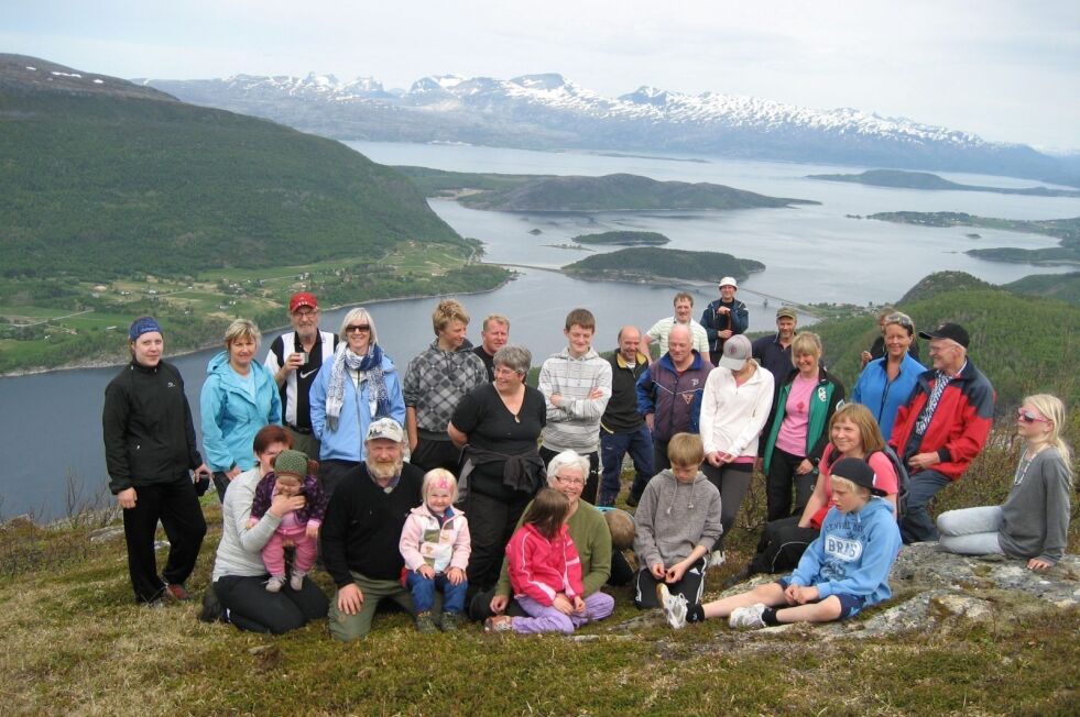SMILENDE TURFØLGE. Bilde fra en fellestur i juni 2010 på Nupen nedenfor Klettkoven, i forbindelsen med fjelltrimmen i Skjerstad. Foto: Frisklivsentralen