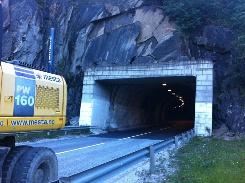 LØSE BLOKKER. Her på tunneltaket ved inngangen til Saltnes tunnel ligger det et par steinblokker som kan ramle ned på trafikken på E6
 Foto: Sverre Breivik