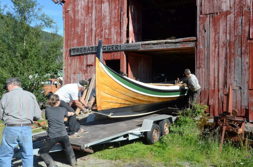 KLAR FOR SEILAS. Her blir den nyeste båten til Kai Linde tatt ut fra båtbyggeriet på dugnad sist mandag. Den skulle være klar til denne uka. Foto: Sverre Breivik