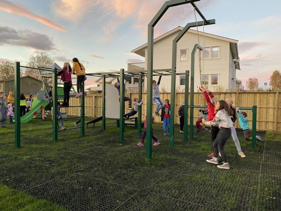STOR AKTIVITET. Myre aktivitetspark er blitt et populært samlingssted for barn og unge på Straumen. Dette er ett av stedene det skjer ting i aktivitetshelga som planlegges.
 Foto: Eva S. Winther