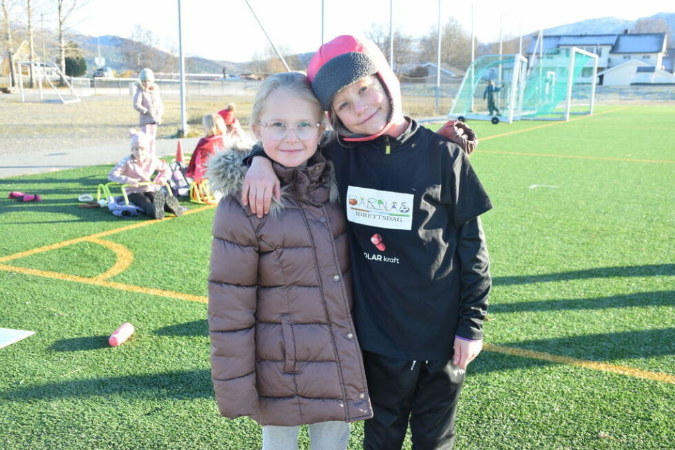 KOSTE SEG. Mathilde Jakobsen (7) (t.v.) og Pernille Øverland Kildal (7) syntes det var gøy å delta på idrettsdagen, og gjør det gjerne igjen. Begge foto: Eva S. Winther
