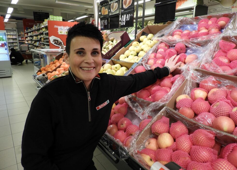 FLINK MED FRUKT. Gunn-Heidi Kristensen (43), frukt- og grønt-ansvarlig ved Spar på Rognan, havnet på topp i en salgskonkurranse hvor hun kjempet mot over 50 andre butikker. Begge foto: Sverre Breivik