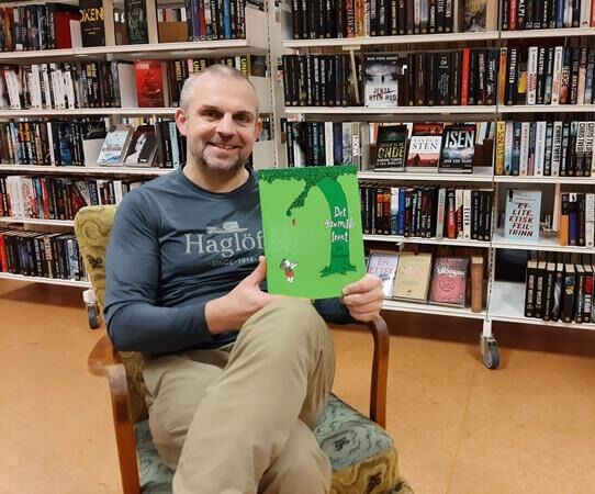 KOMMER FOR Å FORTELLE. Kristian Winther skal lese høyt på biblioteket på Straumen kommende lørdag.
 Foto: Sørfold kommune