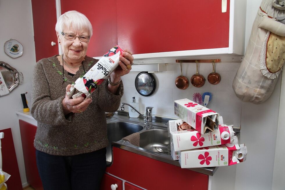 Stolt vinner. Laila Svendsen (83) fra Rognan viser stolt fram vinnerkubben. Hun er en ivrig sorterer og drikkekartonger er ikke noe unntak.  Foto: Iris Salten