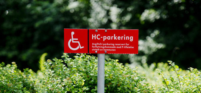 NYE REGLER. Samferdselsdepartementet skal gjennomgå reglene for utsdeding av HC-bevis for parkering.
 Foto: NTB
