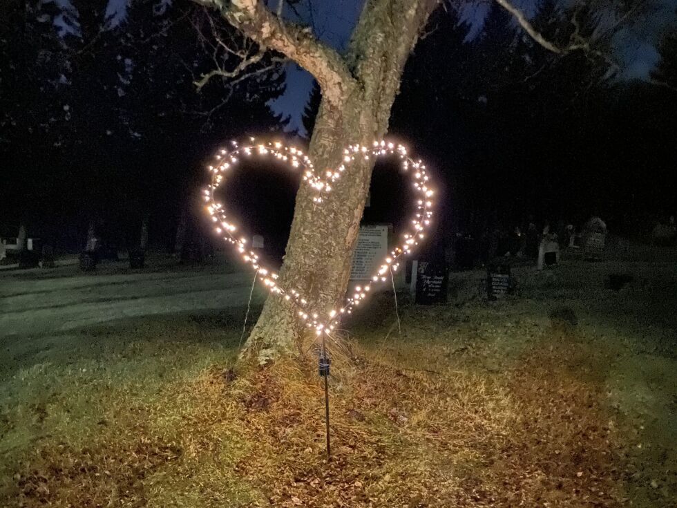 HJERTEVARME. Dette lyshjertet kan glede de som besøker kirkegården på Helland. Kanskje du også kan glede noen litt ekstra på en eller annen måte i mørketida?
 Foto: Eva S. Winther