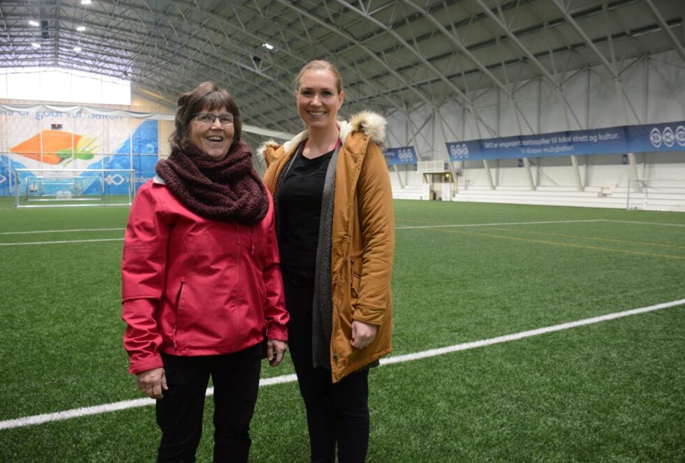 BLI MED PÅ TUR. Gunn Zakariassen (t.v.) og Emilie Okkenhaug håper så mange som mulig blir med på tilbudet om å gå inne i SKS Arena til vinteren. Foto: Helge Simonsen