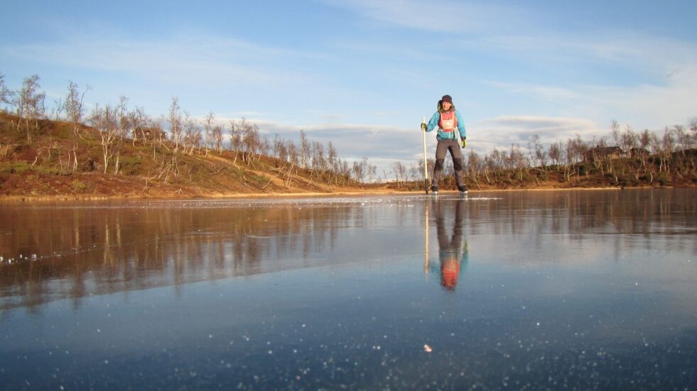 SITT EGET MERKE. Ivar Sandland fotografert på isen denne uka på Beiarfjellet, hvor han laget sin signatur i form av en sirkel. - Det pleier jeg å gjøre.