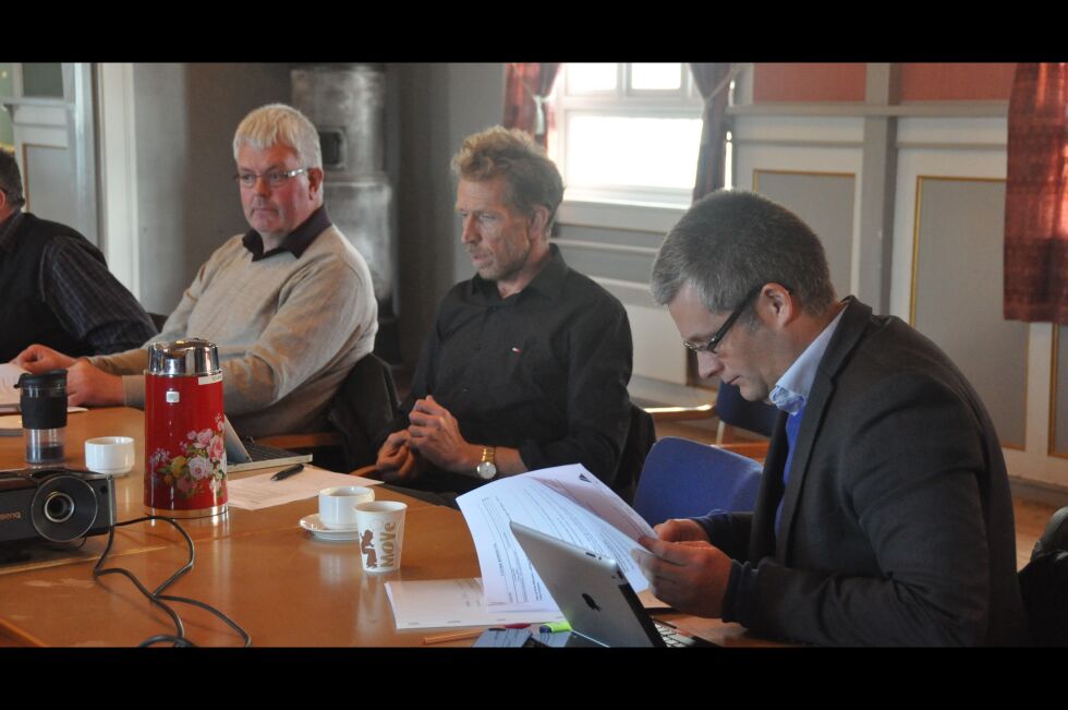 Advokat Tomas Benson var til stede da pålegget om flytting skulle avgjøres i plantuvalget i dag. Benson til høyre, Kjetil Sørbotten i midten og Lars-Morten Rødaas (vara).
 Foto: Sylvia Bredal