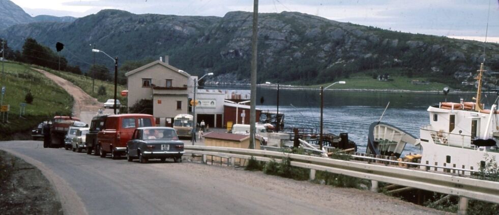 I GAMLE DAGER. I ferjekø på Skjerstad sensommer 1970 mens bilferjen Skjerstad holder på å legge til.