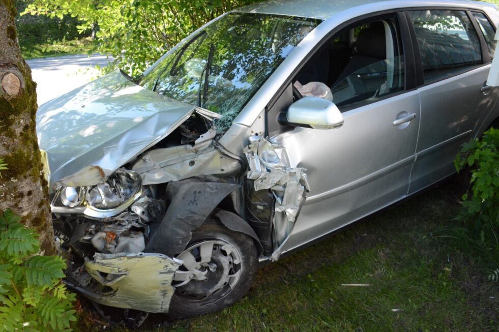 SOLID SMELL. Bilen fikk store skader da den traff et tre i en hage på Fauske. Petter Dahlberg var passasjer i bilen, og var sikker på at hans siste time var kommet da de braste inn i treet. Begge foto: Helge Simonsen