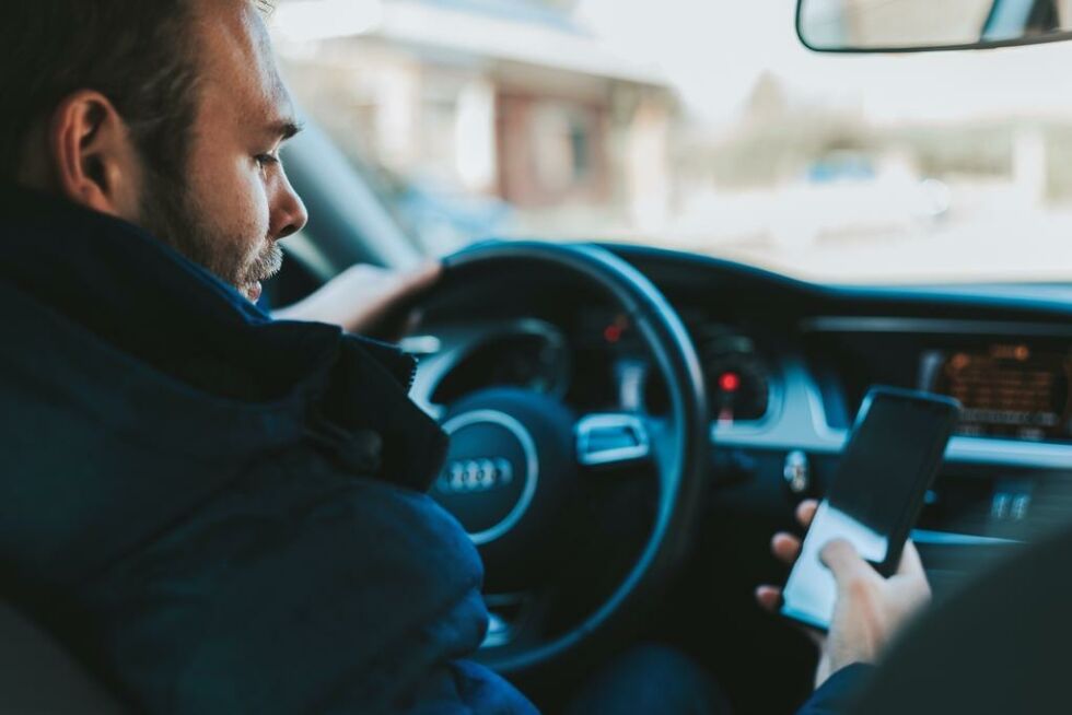 ADVARER. - La mobilen ligge når du kjører - også når du står i kø, oppfordrer skadeforebygger.
 Foto: Unsplash/Alexandre Boucher