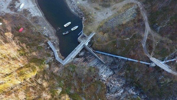 LUFTFOTO. Dammen i Rismålsvatnet i Sørfold skal utbedres.
 Foto: Multiconsult