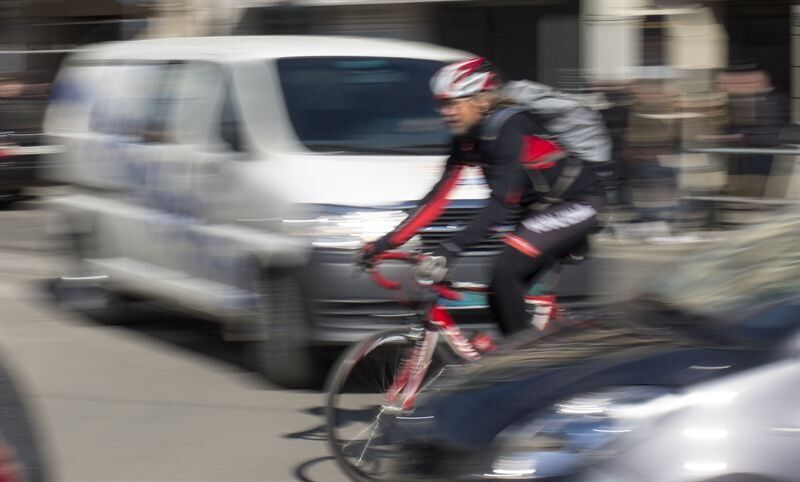 Syklist i kryss. Syklister har 20 ganger høyere risiko for å skade seg enn bilister.
 Foto: If Skadeforsikring