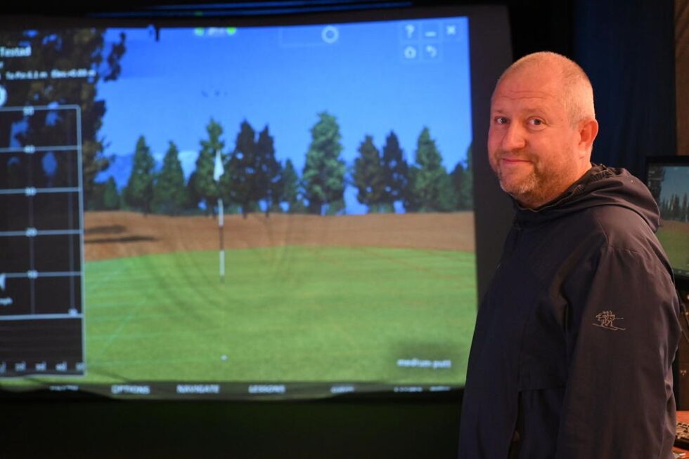 HØYTEKNOLOGISK. Ketil Monssen viser fram den nyinnkjøpte golfsimulatoren på Rognan.
 Foto: Lise Berntzen