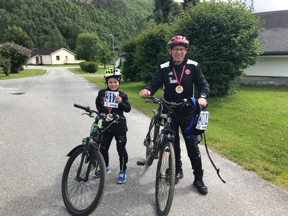 FORNØYDE. Emil og bestefar Finn-Obert med medaljene etter å ha syklet Skogvokterrittet. Etterpå feiret de med soft-is!
 Foto: Privat