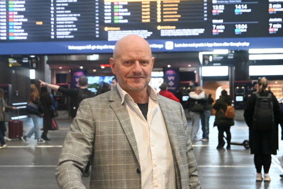 SAMMENLIGNBART. Bjørn Rønning på Oslo S, et knutepunkt for tog. Han mener det er sammenlignbart med datsasentre som knutepunkt for mye av det vi holder på med.
 Foto: Stig Bjørnar Karlsen