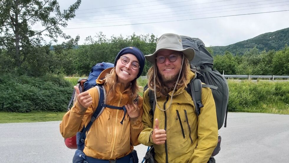HÅPER PÅ HAIK VIDERE. Clara (25) og Julian (26) er på tur sørover fra Saltdal.
 Foto: Stine Weronika Kveseth