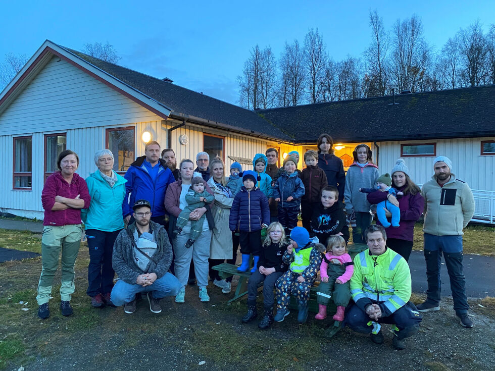 Foreldre i barnehagen og andre fra Røsvik protesterer mot at barnehagen skal flyttes inn i skolen.
 Foto: Eva S. Winther