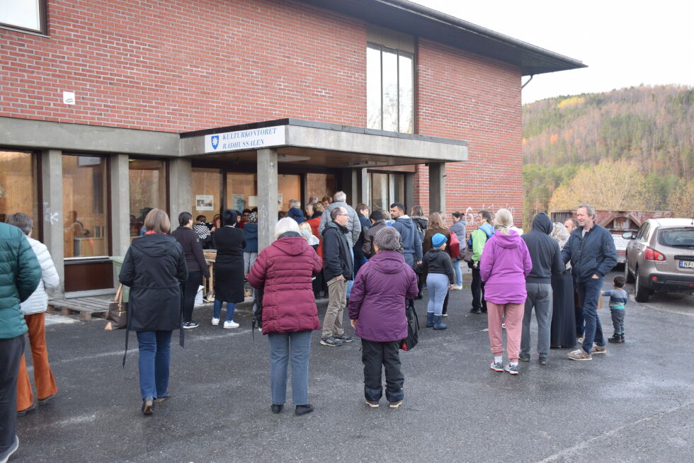 Det bruker å være kø utenfor rådhuset når det er loppemarked. Kanskje det blir det på gjenbruksdagen også?
 Foto: Eva S. Winther