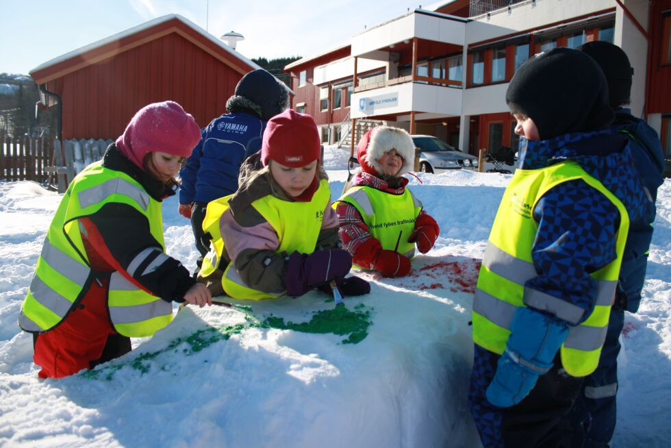 Barna fra Løkta barnehage i full gang med å lage en slange i snøen utenfor sykehjemmet i Røsvik.
 Foto: Løkta barnehage