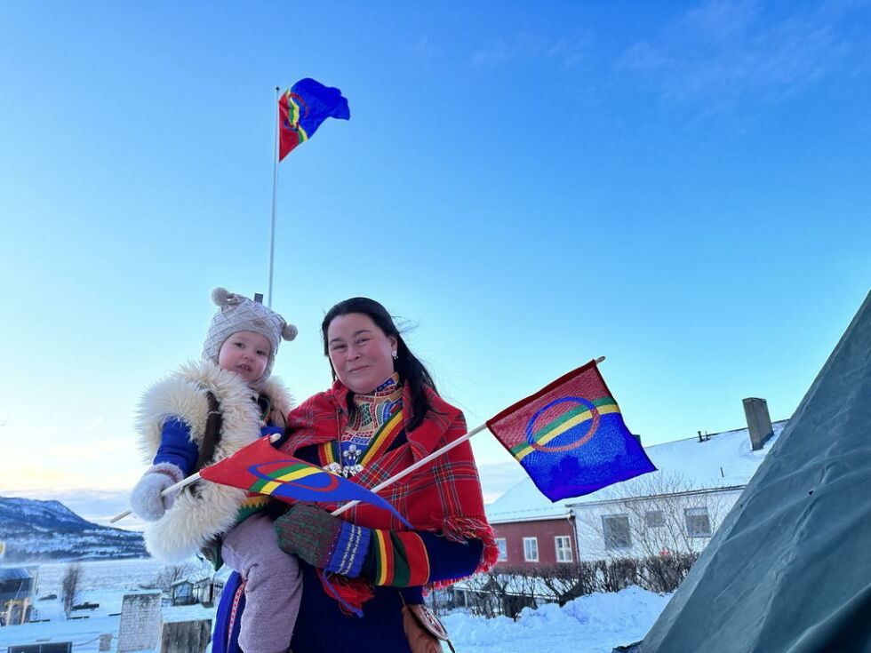 NYDELIG. Pitesamene Kristina og Selma Elise Ranberg, hadde møtt opp på Fauske rådhus for å markere samisk nasjonaldag, som heter sämij älbmukbejvijn på pitesamisk språk.
 Foto: Alle foto: Erica Restoften