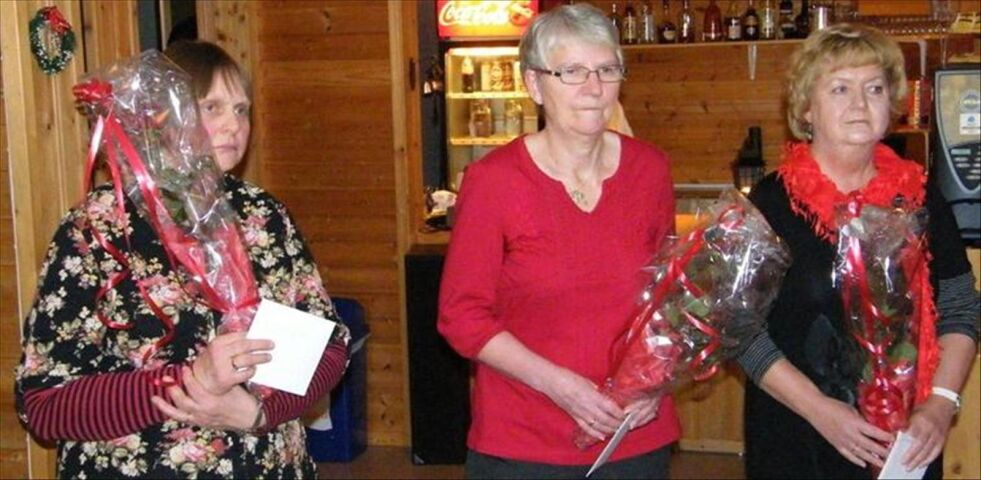 TROFASTE. Linda Tverånes, Bjørg Laukslett og Elin Brændmo har motatt gavesjekk og blomster for 25 år i kommunen. Foto: Jan Steen