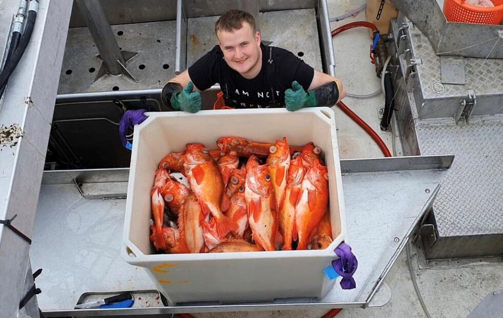 KLAGET INN. Fisker hos Byfeskern, Jonathan Prescher viser fram fangst som har fått folk til å se rødt.
 Foto: Byfeskern
