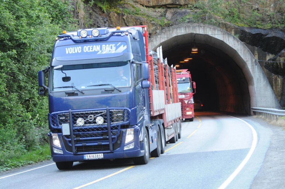 MANGE ÅR. Vogntogene må regne med å oppleve farlige situasjoner i ennå mange år når de kjører gjennom tunnelene på E6 i Sørfold.
 Foto: Arild Bjørnbakk
