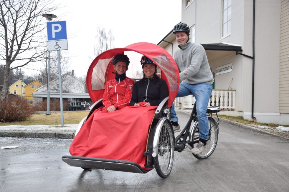 ALLE KAN DELTA. Frisklivskoordinator Carine Romness Sollund (t.v.) og fysioterapeutene Silje Ågnes Johansen og Einar Bredesen gleder seg til aktivitetsdagen ved Helsetunet onsdag 10. mai. Da blir det blant annet mulig å få sitte på en tur med en slik elektrisk passasjersykkel. Foto: Eva S. Winther