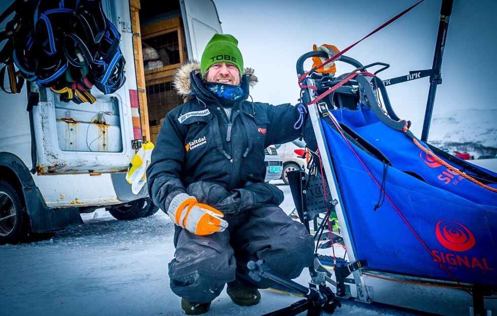 SNART I MÅL. Leif Wilhelmsen kjører fort i Finnmarksløpet 2015, som i år også er verdensmesterskap i hundekjøring. Foto: Christine Karijord