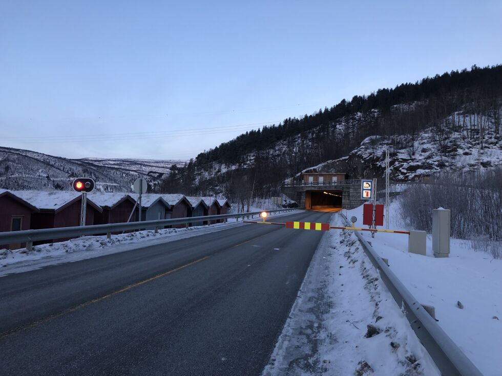 STENGT. Saksenvik-tunnelen ble stengt som følge av dødsulykken.
 Foto: Helge Simonsen